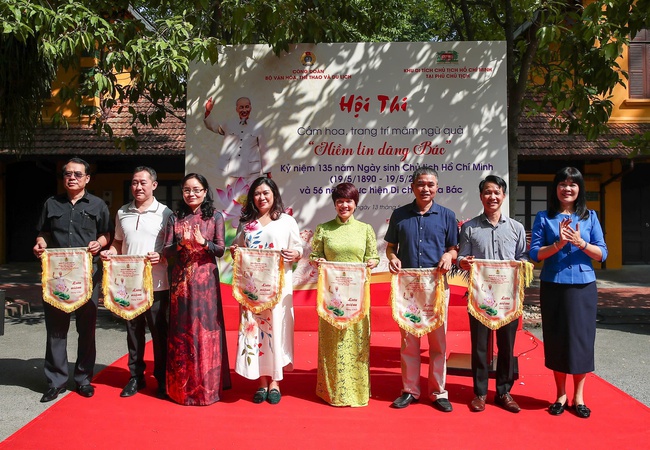 Công đoàn Bộ VHTTDL tổ chức Hội thi cắm hoa, trang trí mâm ngũ quả kỷ niệm 135 năm Ngày sinh Chủ tịch Hồ Chí Minh và 56 năm thực hiện Di chúc của Bác - Ảnh 1. Công đoàn Bộ VHTTDL tổ chức Hội thi cắm hoa, trang trí mâm ngũ quả kỷ niệm 135 năm Ngày sinh Chủ tịch Hồ Chí Minh và 56 năm thực hiện Di chúc của Bác - Ảnh 1.