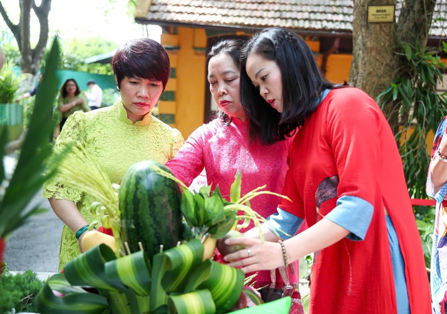 Công đoàn Bộ VHTTDL tổ chức Hội thi cắm hoa, trang trí mâm ngũ quả kỷ niệm 135 năm Ngày sinh Chủ tịch Hồ Chí Minh và 56 năm thực hiện Di chúc của Bác - Ảnh 4. Công đoàn Bộ VHTTDL tổ chức Hội thi cắm hoa, trang trí mâm ngũ quả kỷ niệm 135 năm Ngày sinh Chủ tịch Hồ Chí Minh và 56 năm thực hiện Di chúc của Bác - Ảnh 4.