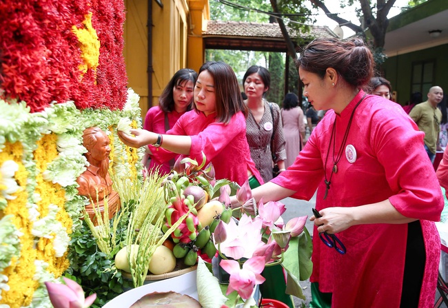 Công đoàn Bộ VHTTDL tổ chức Hội thi cắm hoa, trang trí mâm ngũ quả kỷ niệm 135 năm Ngày sinh Chủ tịch Hồ Chí Minh và 56 năm thực hiện Di chúc của Bác - Ảnh 5. Công đoàn Bộ VHTTDL tổ chức Hội thi cắm hoa, trang trí mâm ngũ quả kỷ niệm 135 năm Ngày sinh Chủ tịch Hồ Chí Minh và 56 năm thực hiện Di chúc của Bác - Ảnh 5.