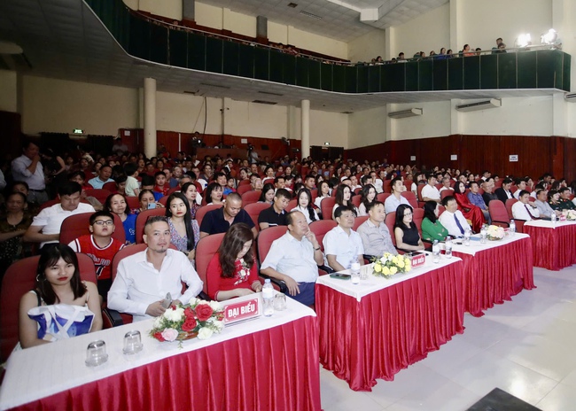 "Vầng trăng thơ ấu" được chiếu trong Tuần phim Kỷ niệm Ngày sinh Chủ tịch Hồ Chí Minh - Ảnh 1. "Vầng trăng thơ ấu" được chiếu trong Tuần phim Kỷ niệm Ngày sinh Chủ tịch Hồ Chí Minh - Ảnh 1.