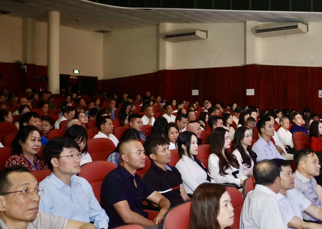"Vầng trăng thơ ấu" được chiếu trong Tuần phim Kỷ niệm Ngày sinh Chủ tịch Hồ Chí Minh - Ảnh 4. "Vầng trăng thơ ấu" được chiếu trong Tuần phim Kỷ niệm Ngày sinh Chủ tịch Hồ Chí Minh - Ảnh 4.