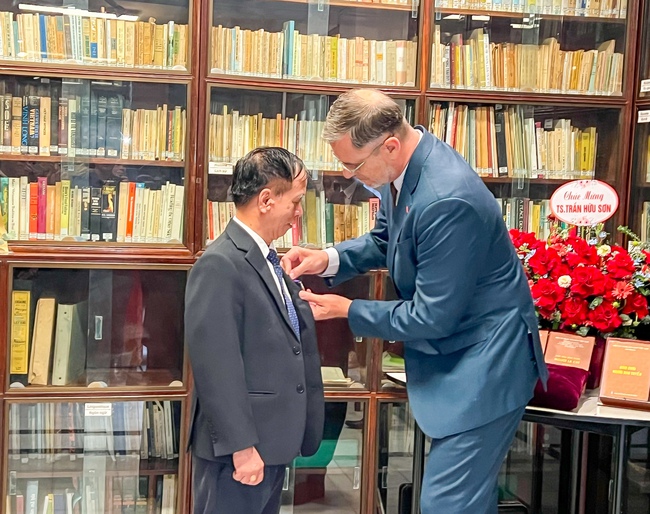 TS. Trần Hữu Sơn nhận huân chương Hiệp sĩ Cành cọ Hàn lâm của Chính phủ Pháp - Ảnh 3.