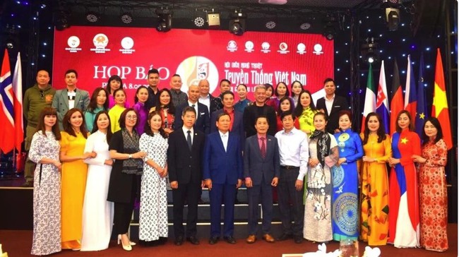 Hội diễn Nghệ thuật truyền thống Việt Nam toàn châu Âu lần thứ 2 tại Séc - Ảnh 1. Hội diễn Nghệ thuật truyền thống Việt Nam toàn châu Âu lần thứ 2 tại Séc - Ảnh 1.