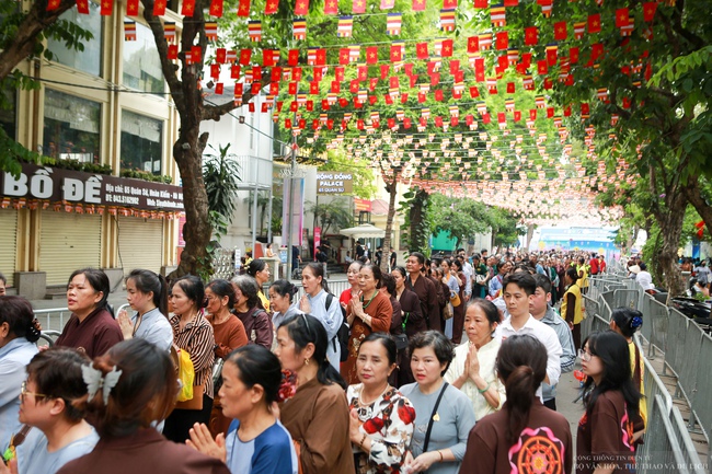 Hàng ngàn phật tử xếp hàng dài đến chùa Quán Sứ để chiêm bái Xá Lợi Phật - Ảnh 8. Hàng ngàn phật tử xếp hàng dài đến chùa Quán Sứ để chiêm bái Xá Lợi Phật - Ảnh 8.