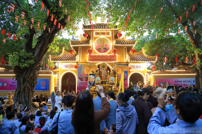 Hàng ngàn phật tử xếp hàng dài đến chùa Quán Sứ để chiêm bái Xá Lợi Phật - Ảnh 1. Hàng ngàn phật tử xếp hàng dài đến chùa Quán Sứ để chiêm bái Xá Lợi Phật - Ảnh 1.