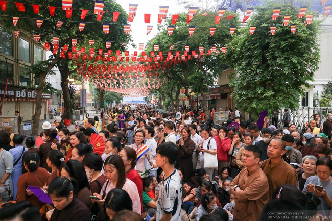 Hàng ngàn phật tử xếp hàng dài đến chùa Quán Sứ để chiêm bái Xá Lợi Phật - Ảnh 2. Hàng ngàn phật tử xếp hàng dài đến chùa Quán Sứ để chiêm bái Xá Lợi Phật - Ảnh 2.