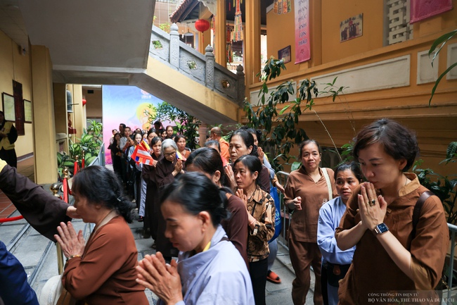 Hàng ngàn phật tử xếp hàng dài đến chùa Quán Sứ để chiêm bái Xá Lợi Phật - Ảnh 5. Hàng ngàn phật tử xếp hàng dài đến chùa Quán Sứ để chiêm bái Xá Lợi Phật - Ảnh 5.
