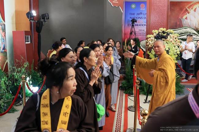 Hàng ngàn phật tử xếp hàng dài đến chùa Quán Sứ để chiêm bái Xá Lợi Phật - Ảnh 6. Hàng ngàn phật tử xếp hàng dài đến chùa Quán Sứ để chiêm bái Xá Lợi Phật - Ảnh 6.