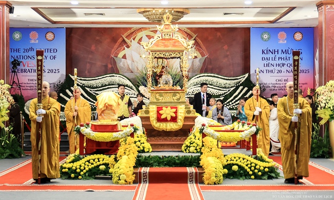 Hàng ngàn phật tử xếp hàng dài đến chùa Quán Sứ để chiêm bái Xá Lợi Phật - Ảnh 4. Hàng ngàn phật tử xếp hàng dài đến chùa Quán Sứ để chiêm bái Xá Lợi Phật - Ảnh 4.