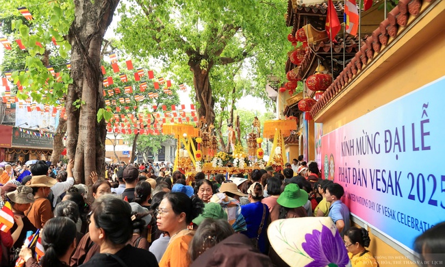 Hàng ngàn phật tử xếp hàng dài đến chùa Quán Sứ để chiêm bái Xá Lợi Phật - Ảnh 3. Hàng ngàn phật tử xếp hàng dài đến chùa Quán Sứ để chiêm bái Xá Lợi Phật - Ảnh 3.