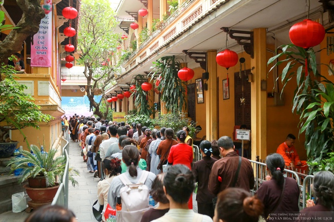 Hàng ngàn phật tử xếp hàng dài đến chùa Quán Sứ để chiêm bái Xá Lợi Phật - Ảnh 9. Hàng ngàn phật tử xếp hàng dài đến chùa Quán Sứ để chiêm bái Xá Lợi Phật - Ảnh 9.
