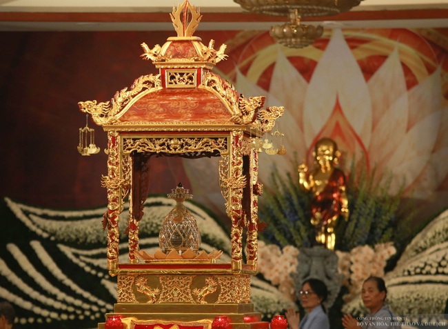 Hàng ngàn phật tử xếp hàng dài đến chùa Quán Sứ để chiêm bái Xá Lợi Phật - Ảnh 7. Hàng ngàn phật tử xếp hàng dài đến chùa Quán Sứ để chiêm bái Xá Lợi Phật - Ảnh 7.