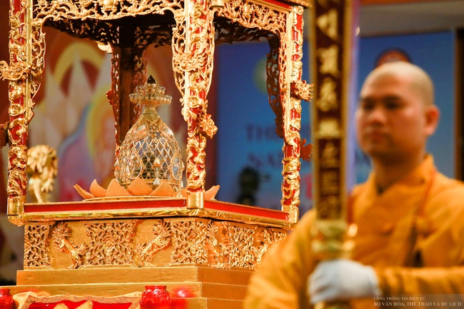 Hàng ngàn phật tử xếp hàng dài đến chùa Quán Sứ để chiêm bái Xá Lợi Phật - Ảnh 14. Hàng ngàn phật tử xếp hàng dài đến chùa Quán Sứ để chiêm bái Xá Lợi Phật - Ảnh 14.