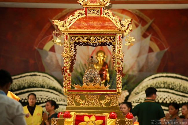 Hàng ngàn phật tử xếp hàng dài đến chùa Quán Sứ để chiêm bái Xá Lợi Phật - Ảnh 10. Hàng ngàn phật tử xếp hàng dài đến chùa Quán Sứ để chiêm bái Xá Lợi Phật - Ảnh 10.