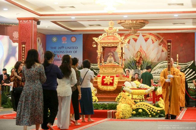 Hàng ngàn phật tử xếp hàng dài đến chùa Quán Sứ để chiêm bái Xá Lợi Phật - Ảnh 11. Hàng ngàn phật tử xếp hàng dài đến chùa Quán Sứ để chiêm bái Xá Lợi Phật - Ảnh 11.