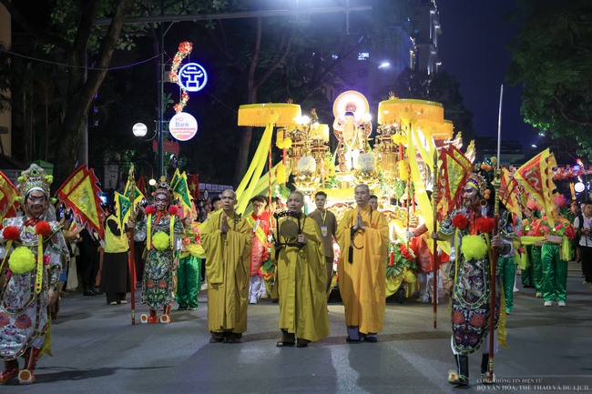 Hàng ngàn phật tử xếp hàng dài đến chùa Quán Sứ để chiêm bái Xá Lợi Phật - Ảnh 13. Hàng ngàn phật tử xếp hàng dài đến chùa Quán Sứ để chiêm bái Xá Lợi Phật - Ảnh 13.