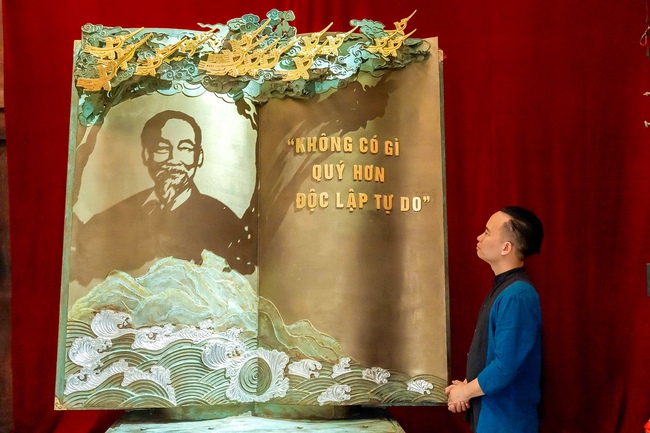 "Trang sử vàng" - khi lịch sử dân tộc "kết duyên" cùng nghệ thuật điêu khắc ánh sáng - Ảnh 1. "Trang sử vàng" - khi lịch sử dân tộc "kết duyên" cùng nghệ thuật điêu khắc ánh sáng - Ảnh 1.