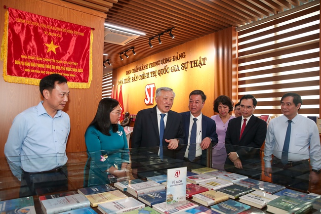 Ra mắt Tủ sách điện tử Chủ tịch Hồ Chí Minh - Ảnh 4. Ra mắt Tủ sách điện tử Chủ tịch Hồ Chí Minh - Ảnh 4.