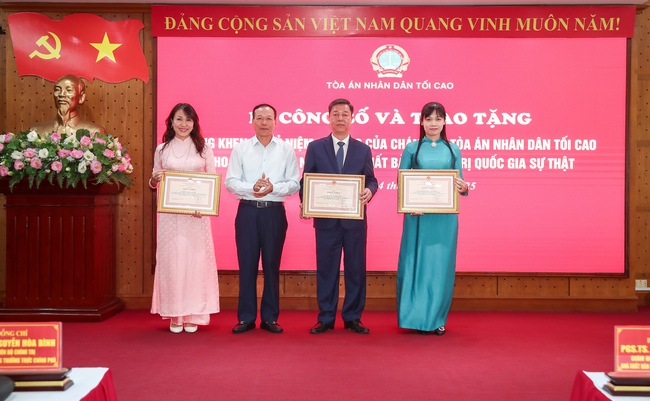 Ra mắt Tủ sách điện tử Chủ tịch Hồ Chí Minh - Ảnh 8. Ra mắt Tủ sách điện tử Chủ tịch Hồ Chí Minh - Ảnh 8.