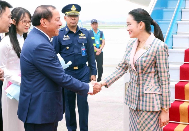 Thủ tướng Thái Lan bắt đầu thăm chính thức Việt Nam - Ảnh 1. Thủ tướng Thái Lan bắt đầu thăm chính thức Việt Nam - Ảnh 1.