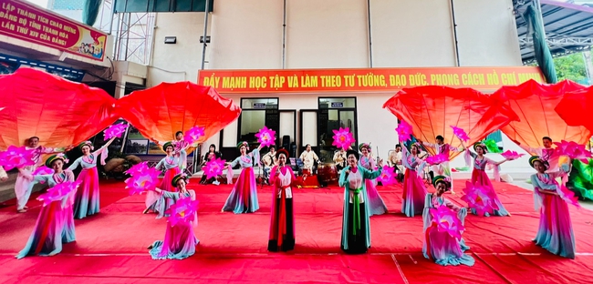 &quot;Quê Thanh nhớ Bác&quot; - Những đóa sen thơm ngát dâng Người - Ảnh 1.