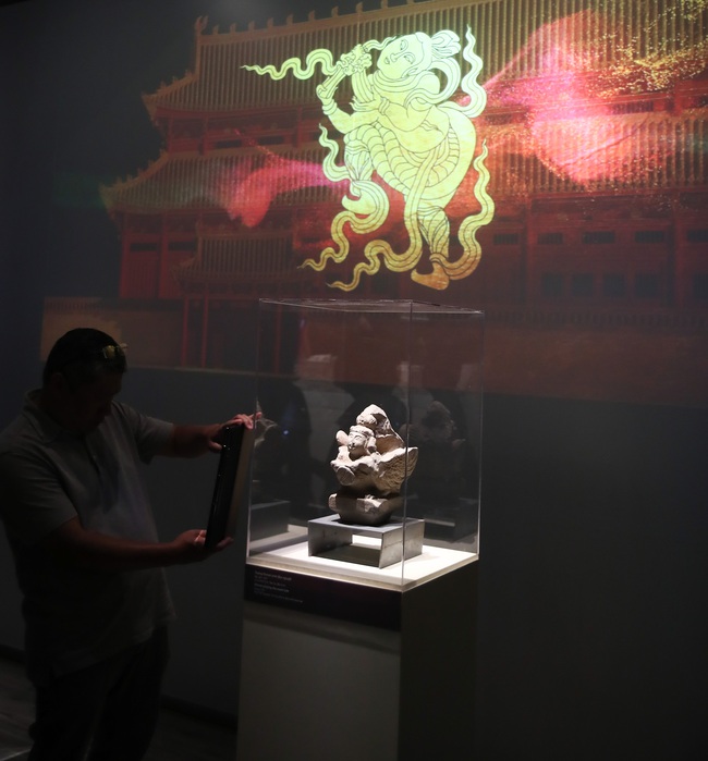 Chiêm ngưỡng di sản Phật giáo thời Lý qua công nghệ 3D mapping tại Bảo tàng Lịch sử quốc gia - Ảnh 11. Chiêm ngưỡng di sản Phật giáo thời Lý qua công nghệ 3D mapping tại Bảo tàng Lịch sử quốc gia - Ảnh 11.