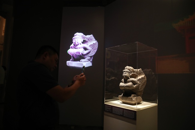 Chiêm ngưỡng di sản Phật giáo thời Lý qua công nghệ 3D mapping tại Bảo tàng Lịch sử quốc gia - Ảnh 13. Chiêm ngưỡng di sản Phật giáo thời Lý qua công nghệ 3D mapping tại Bảo tàng Lịch sử quốc gia - Ảnh 13.
