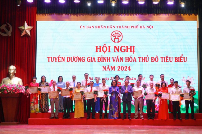 Hà Nội tổ chức tuyên dương Gia đình văn hóa tiêu biểu nhân kỷ niệm 24 năm Ngày Gia đình Việt Nam - Ảnh 1. Hà Nội tổ chức tuyên dương Gia đình văn hóa tiêu biểu nhân kỷ niệm 24 năm Ngày Gia đình Việt Nam - Ảnh 1.