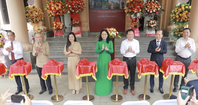 Chiêm ngưỡng những tác phẩm nghệ thuật tạo hình đặc sắc về Chủ tịch Hồ Chí Minh - Ảnh 2.