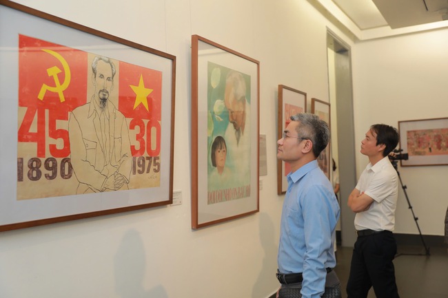 Chiêm ngưỡng những tác phẩm nghệ thuật tạo hình đặc sắc về Chủ tịch Hồ Chí Minh - Ảnh 9.