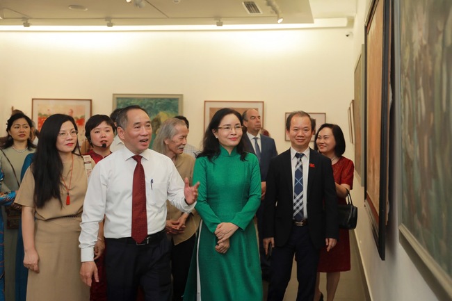 Chiêm ngưỡng những tác phẩm nghệ thuật tạo hình đặc sắc về Chủ tịch Hồ Chí Minh - Ảnh 3.