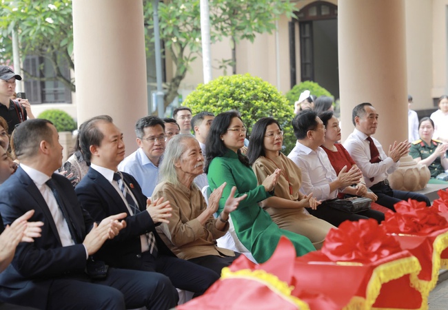 Chiêm ngưỡng những tác phẩm nghệ thuật tạo hình đặc sắc về Chủ tịch Hồ Chí Minh - Ảnh 1.