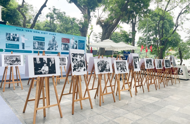 Trưng bày những hình ảnh quý giá về Chủ tịch Hồ Chí Minh qua triển lãm ảnh "Rạng rỡ tên Người" - Ảnh 4. Trưng bày những hình ảnh quý giá về Chủ tịch Hồ Chí Minh qua triển lãm ảnh "Rạng rỡ tên Người" - Ảnh 4.
