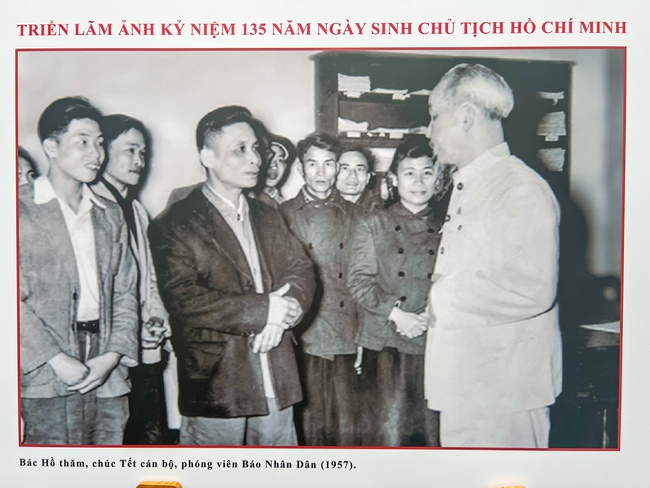 Trưng bày những hình ảnh quý giá về Chủ tịch Hồ Chí Minh qua triển lãm ảnh "Rạng rỡ tên Người" - Ảnh 6. Trưng bày những hình ảnh quý giá về Chủ tịch Hồ Chí Minh qua triển lãm ảnh "Rạng rỡ tên Người" - Ảnh 6.