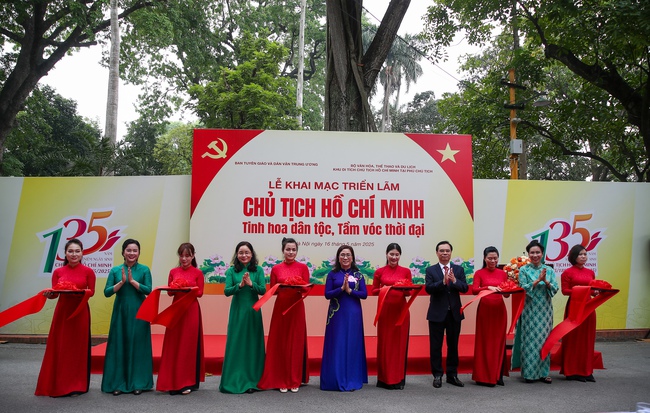 Khai mạc triển lãm Quốc gia "Chủ tịch Hồ Chí Minh - Tinh hoa dân tộc, tầm vóc thời đại" - Ảnh 3. Khai mạc triển lãm Quốc gia "Chủ tịch Hồ Chí Minh - Tinh hoa dân tộc, tầm vóc thời đại" - Ảnh 3.