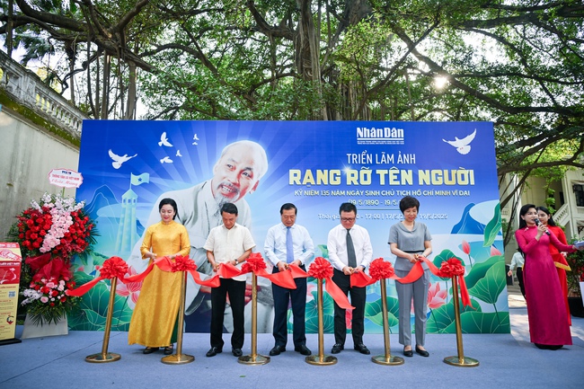 Trưng bày những hình ảnh quý giá về Chủ tịch Hồ Chí Minh qua triển lãm ảnh "Rạng rỡ tên Người" - Ảnh 1. Trưng bày những hình ảnh quý giá về Chủ tịch Hồ Chí Minh qua triển lãm ảnh "Rạng rỡ tên Người" - Ảnh 1.