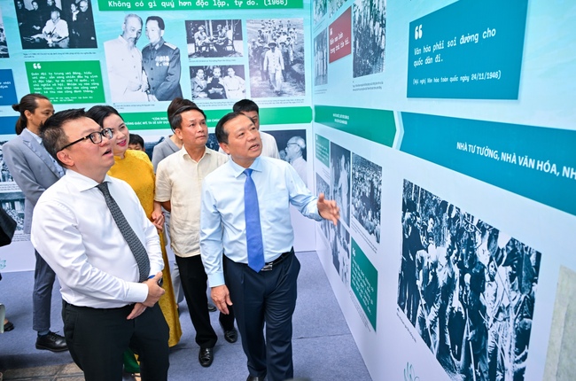 Trưng bày những hình ảnh quý giá về Chủ tịch Hồ Chí Minh qua triển lãm ảnh "Rạng rỡ tên Người" - Ảnh 3. Trưng bày những hình ảnh quý giá về Chủ tịch Hồ Chí Minh qua triển lãm ảnh "Rạng rỡ tên Người" - Ảnh 3.