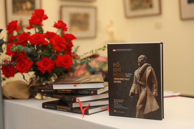 Ra mắt cuốn sách "Hồ Chí Minh trong nghệ thuật tạo hình” - Ảnh 2. Ra mắt cuốn sách "Hồ Chí Minh trong nghệ thuật tạo hình” - Ảnh 2.