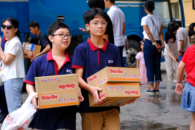 Học sinh Trường Đoàn Thị Điểm thăm tặng quà những người có hoàn cảnh khó khăn và tàn tật - Ảnh 1. Học sinh Trường Đoàn Thị Điểm thăm tặng quà những người có hoàn cảnh khó khăn và tàn tật - Ảnh 1.