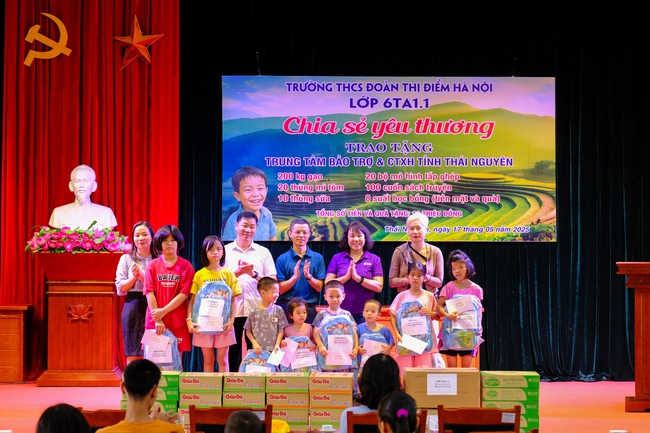 Học sinh Trường Đoàn Thị Điểm thăm tặng quà những người có hoàn cảnh khó khăn và tàn tật - Ảnh 3. Học sinh Trường Đoàn Thị Điểm thăm tặng quà những người có hoàn cảnh khó khăn và tàn tật - Ảnh 3.