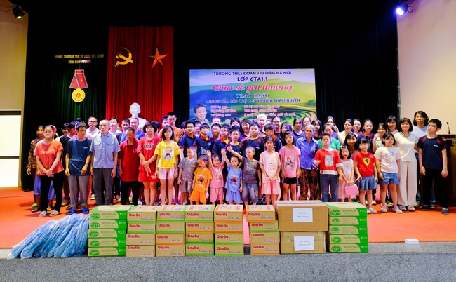 Học sinh Trường Đoàn Thị Điểm thăm tặng quà những người có hoàn cảnh khó khăn và tàn tật - Ảnh 4. Học sinh Trường Đoàn Thị Điểm thăm tặng quà những người có hoàn cảnh khó khăn và tàn tật - Ảnh 4.