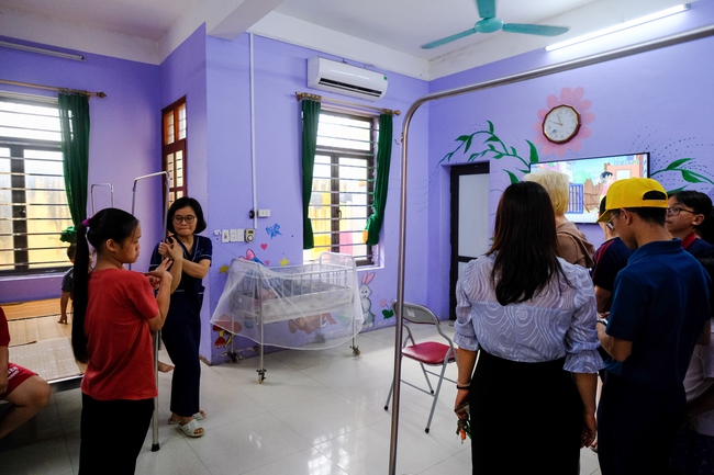Học sinh Trường Đoàn Thị Điểm thăm tặng quà những người có hoàn cảnh khó khăn và tàn tật - Ảnh 5. Học sinh Trường Đoàn Thị Điểm thăm tặng quà những người có hoàn cảnh khó khăn và tàn tật - Ảnh 5.