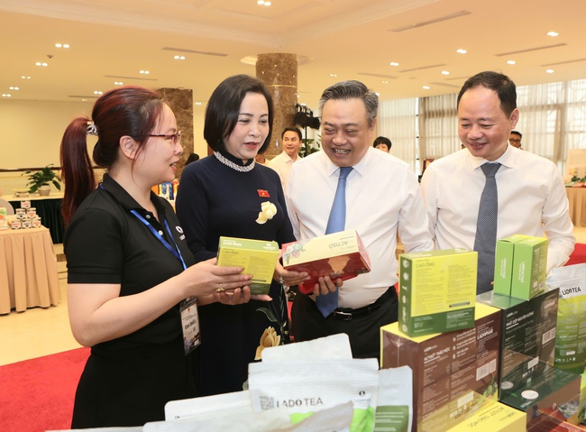 Thúc đẩy hợp tác phát triển ba lĩnh vực trụ cột văn hóa, du lịch và thương mại tỉnh Lâm Đồng - Ảnh 5. Thúc đẩy hợp tác phát triển ba lĩnh vực trụ cột văn hóa, du lịch và thương mại tỉnh Lâm Đồng - Ảnh 5.