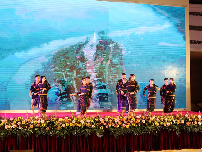 Thúc đẩy hợp tác phát triển ba lĩnh vực trụ cột văn hóa, du lịch và thương mại tỉnh Lâm Đồng - Ảnh 6. Thúc đẩy hợp tác phát triển ba lĩnh vực trụ cột văn hóa, du lịch và thương mại tỉnh Lâm Đồng - Ảnh 6.