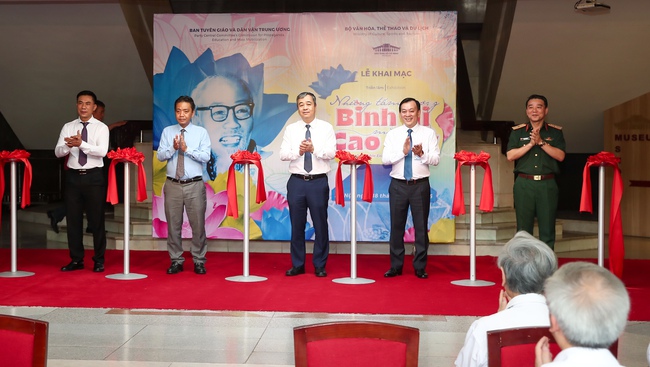 Triển lãm hơn 200 tài liệu, bài viết và hiện vật “Những tấm gương bình dị mà cao quý” - Ảnh 2. Triển lãm hơn 200 tài liệu, bài viết và hiện vật “Những tấm gương bình dị mà cao quý” - Ảnh 2.