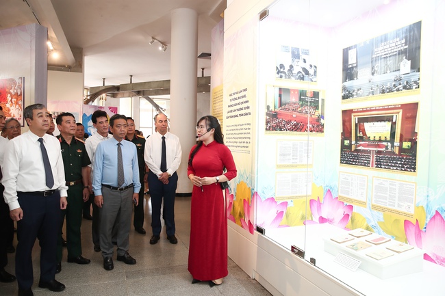 Triển lãm hơn 200 tài liệu, bài viết và hiện vật “Những tấm gương bình dị mà cao quý” - Ảnh 6. Triển lãm hơn 200 tài liệu, bài viết và hiện vật “Những tấm gương bình dị mà cao quý” - Ảnh 6.