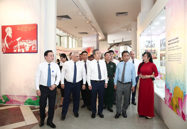 Triển lãm hơn 200 tài liệu, bài viết và hiện vật “Những tấm gương bình dị mà cao quý” - Ảnh 3. Triển lãm hơn 200 tài liệu, bài viết và hiện vật “Những tấm gương bình dị mà cao quý” - Ảnh 3.