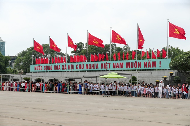 135 năm Ngày sinh Chủ tịch Hồ Chí Minh: đồng bào vào Lăng viếng Bác - Ảnh 6. 135 năm Ngày sinh Chủ tịch Hồ Chí Minh: đồng bào vào Lăng viếng Bác - Ảnh 6.