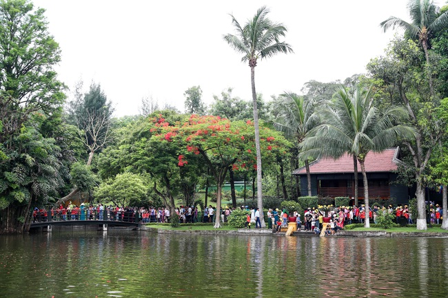 135 năm Ngày sinh Chủ tịch Hồ Chí Minh: đồng bào vào Lăng viếng Bác - Ảnh 10. 135 năm Ngày sinh Chủ tịch Hồ Chí Minh: đồng bào vào Lăng viếng Bác - Ảnh 10.