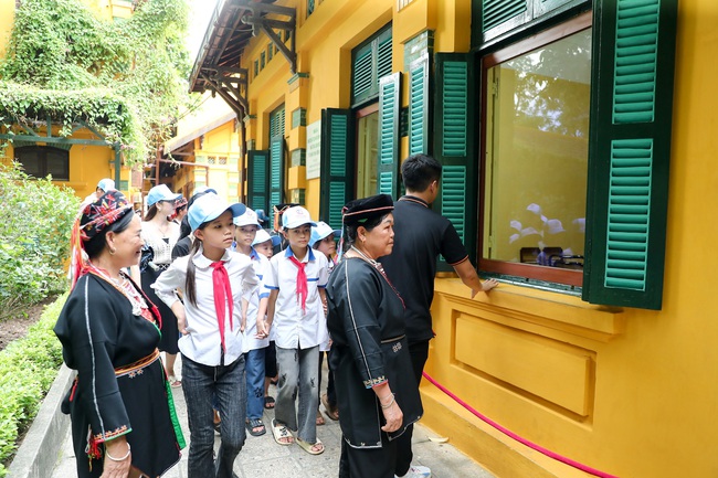 135 năm Ngày sinh Chủ tịch Hồ Chí Minh: đồng bào vào Lăng viếng Bác - Ảnh 12. 135 năm Ngày sinh Chủ tịch Hồ Chí Minh: đồng bào vào Lăng viếng Bác - Ảnh 12.